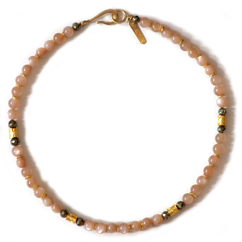 Aprikosenmondstein, facettierter Pyrith, vergoldete Repliken alter Inka-Perlen