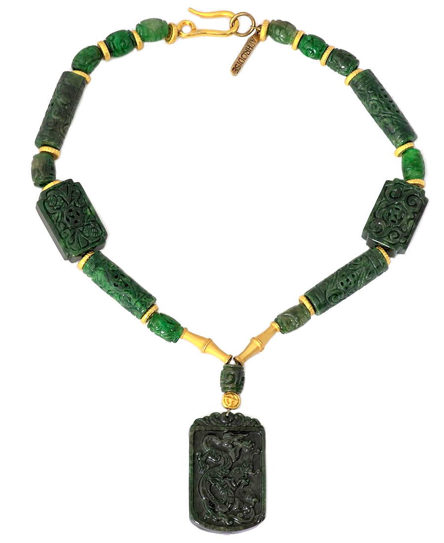 Königliches Collier aus geschnitzter grüner Jade